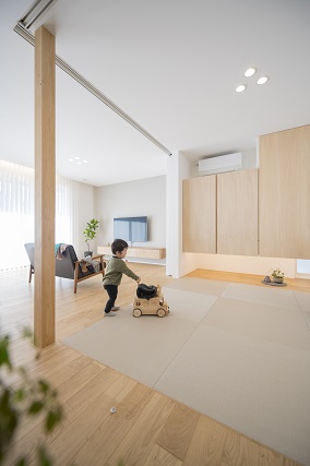 収納の工夫による開放的空間演出事例