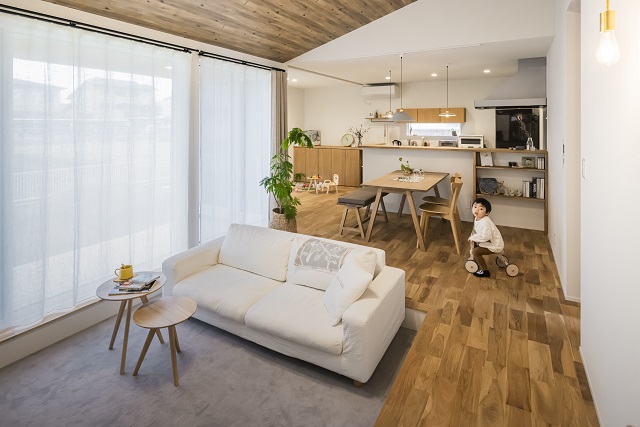 部屋の配置による開放的空間演出事例