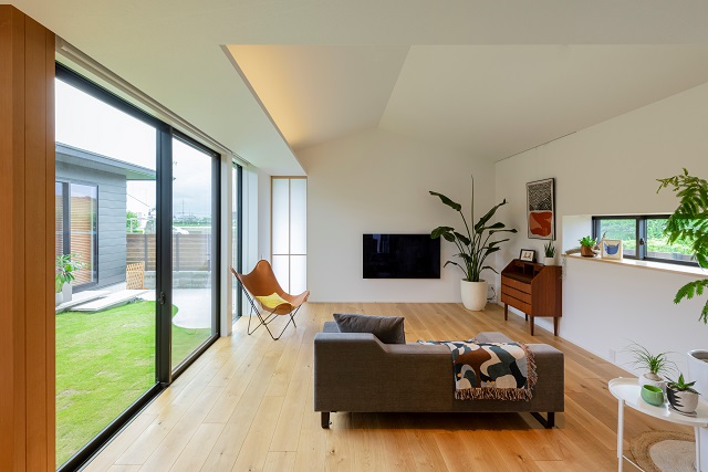 間接照明による開放的空間演出事例