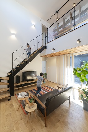 配置による開放的空間演出事例