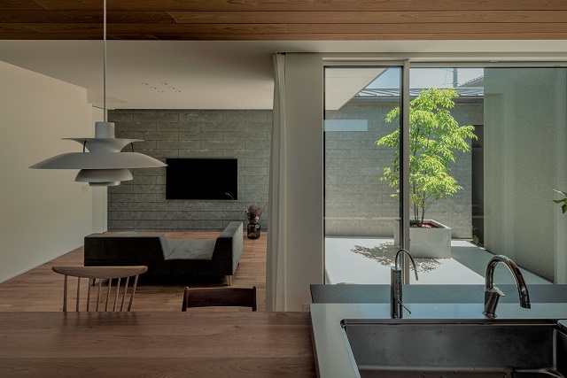 素材による開放的空間演出事例