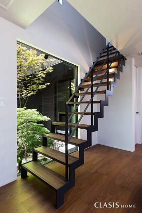 クラシスホームの鉄骨階段のある家