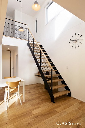 クラシスホームの鉄骨階段のある家