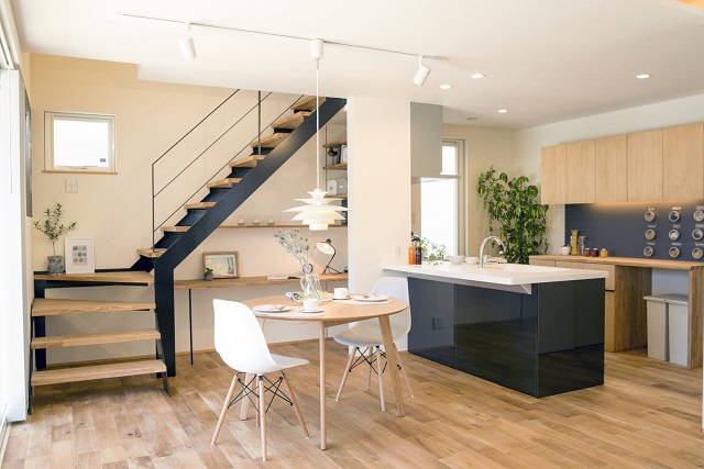 グランハウスの鉄骨階段のある家