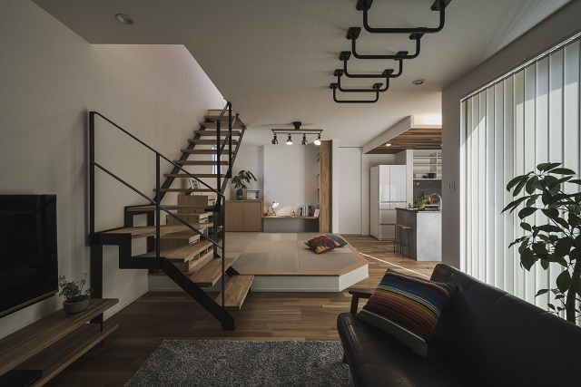 グランハウスの鉄骨階段のある家