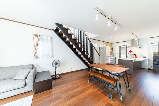 >ニッケンホームの鉄骨階段のある家