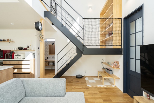 オーパスタイルの鉄骨階段のある家