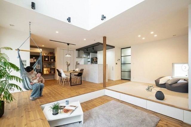 高低差による開放的空間演出事例